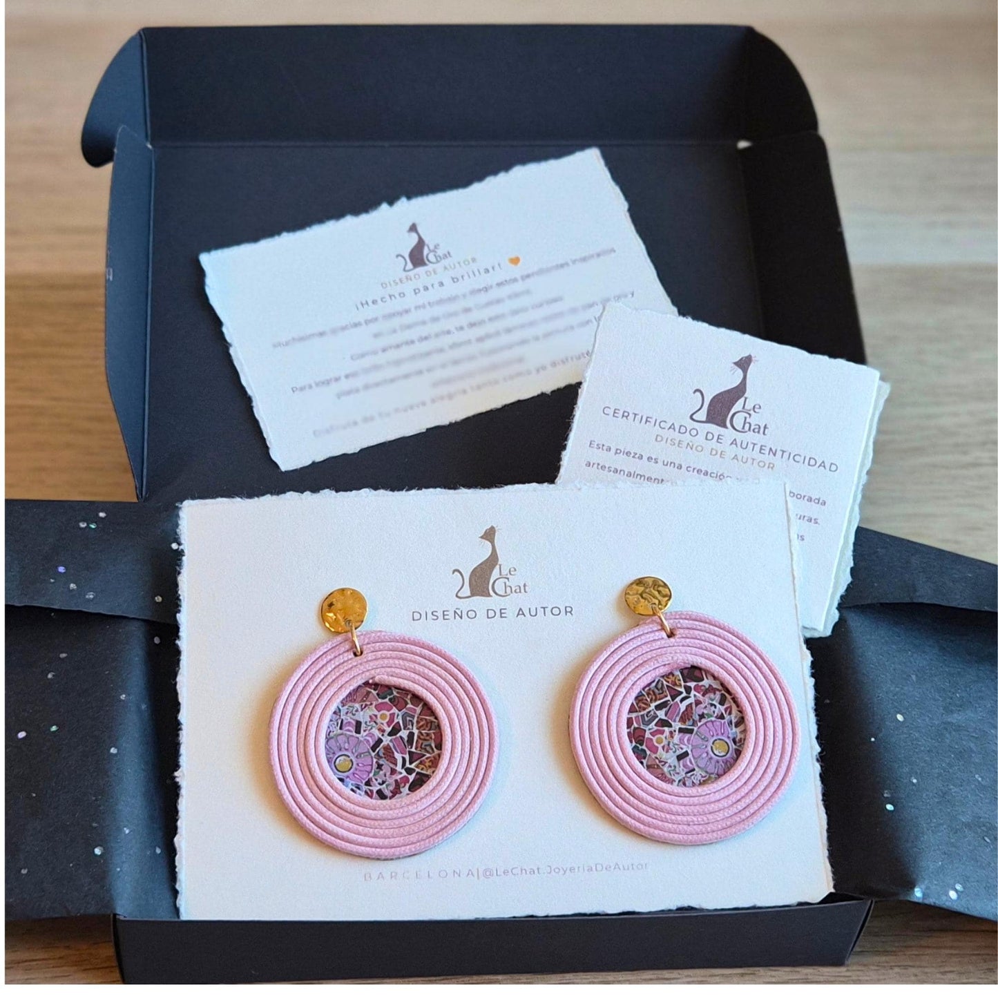 Pendientes Rosa Pastel Grandes Trencadís Gaudí Joyería de Autor en Algodón y Resina Diseño Arte Portable Regalo Cultural Edición Limitada 30