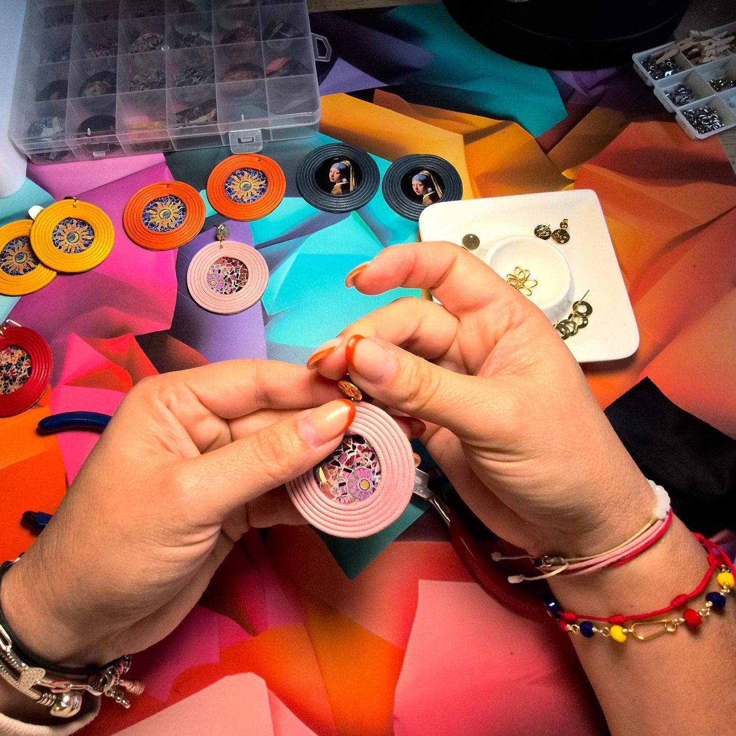 Pendientes Rosa Pastel Grandes Trencadís Gaudí Joyería de Autor en Algodón y Resina Diseño Arte Portable Regalo Cultural Edición Limitada 30