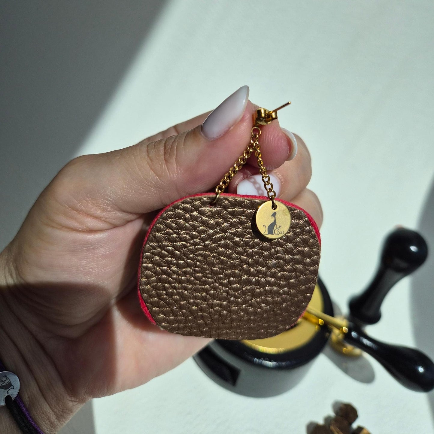 Pendientes Klimt Joyería de Autor Formato Galería Rojo y Resina Pieza Única Obra de Colección con Certificado de Autenticidad