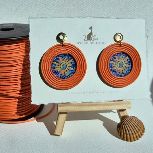 Pendientes Naranjas Grandes Trencadís Gaudí Joyería de Autor en Algodón y Resina Diseño Arte Portable Regalo Cultural Edición Limitada de 30