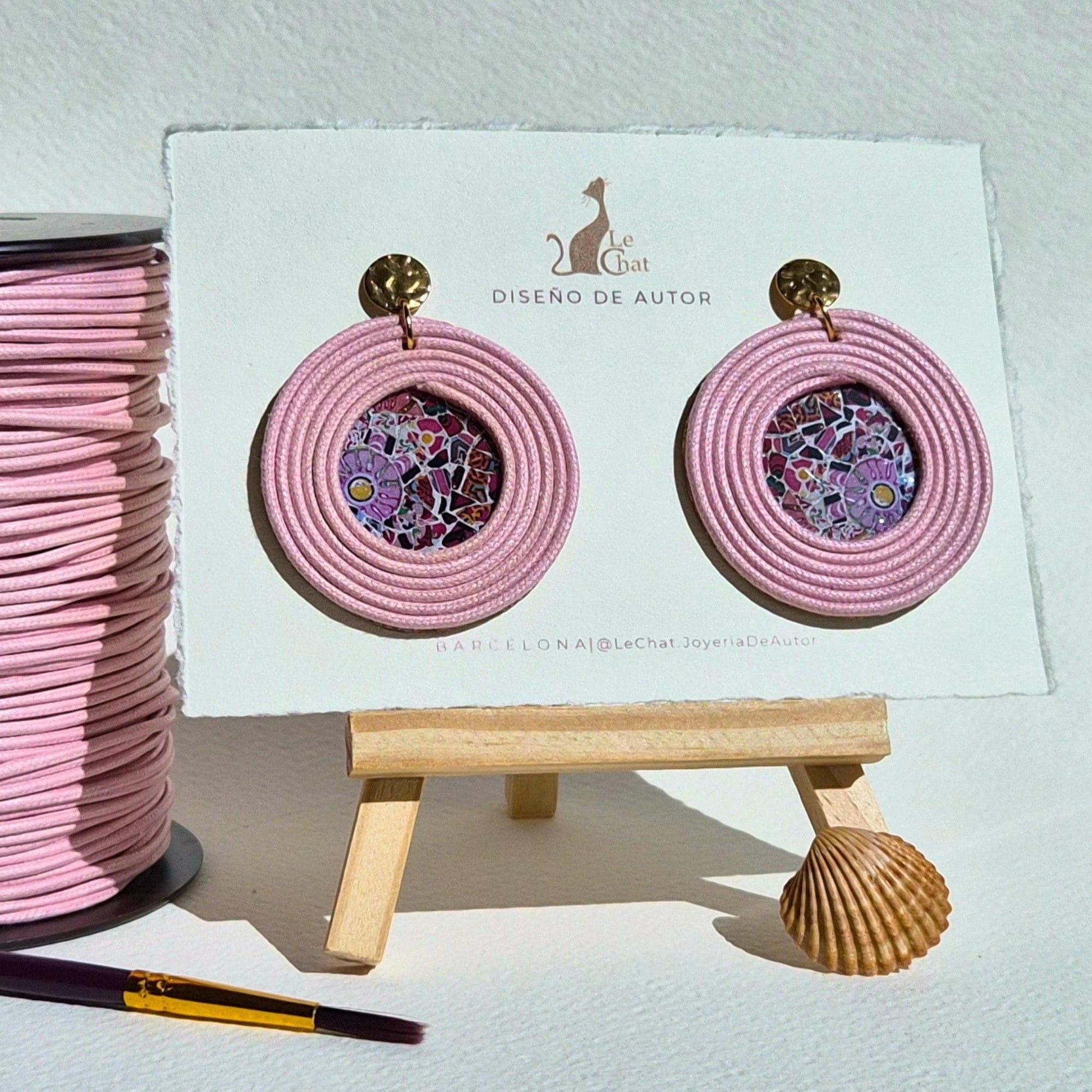 Pendientes Rosa Pastel Grandes Trencadís Gaudí Joyería de Autor en Algodón y Resina Diseño Arte Portable Regalo Cultural Edición Limitada 30