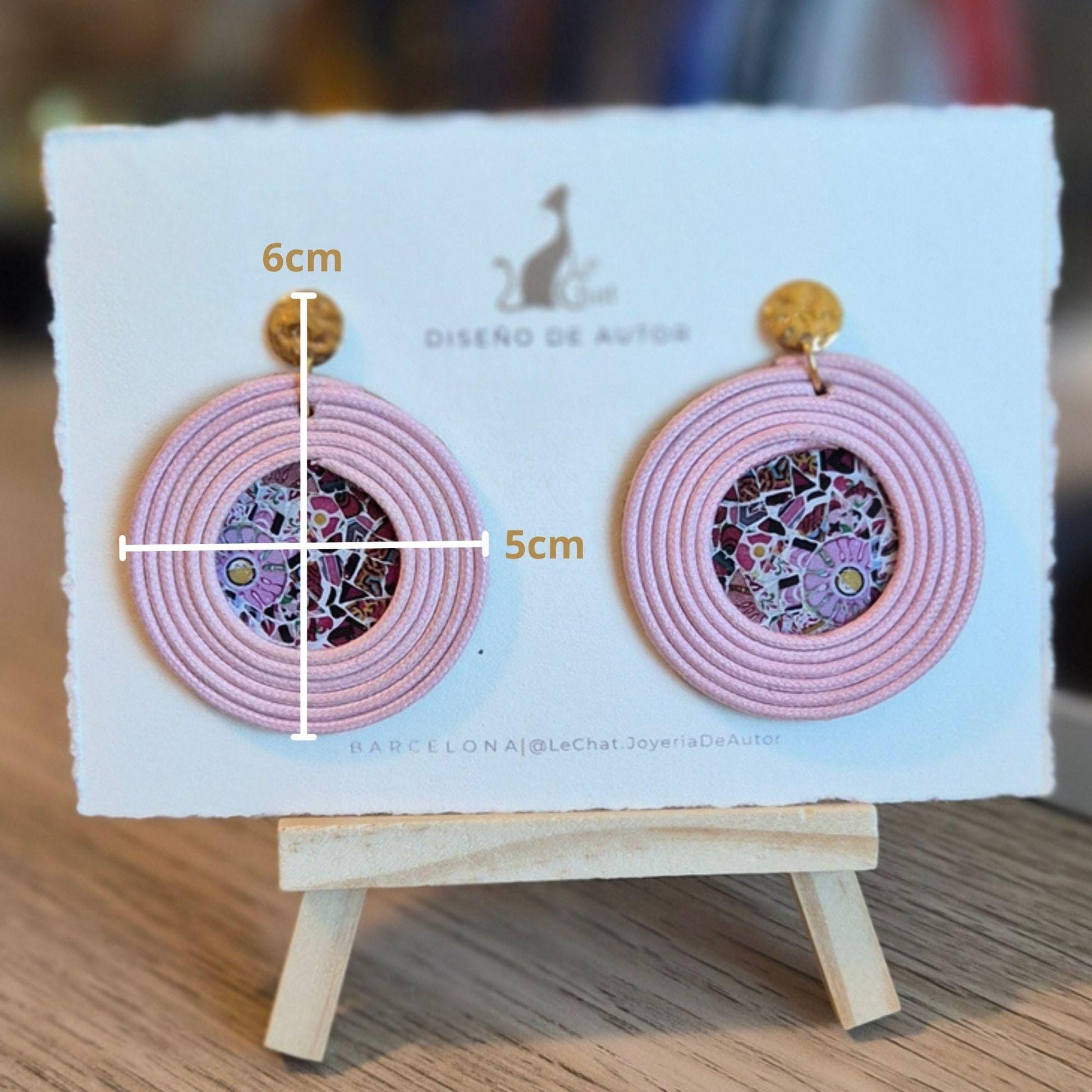 Pendientes Rosa Pastel Grandes Trencadís Gaudí Joyería de Autor en Algodón y Resina Diseño Arte Portable Regalo Cultural Edición Limitada 30