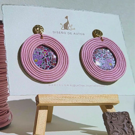 Pendientes Rosa Pastel Grandes Trencadís Gaudí Joyería de Autor en Algodón y Resina Diseño Arte Portable Regalo Cultural Edición Limitada 30