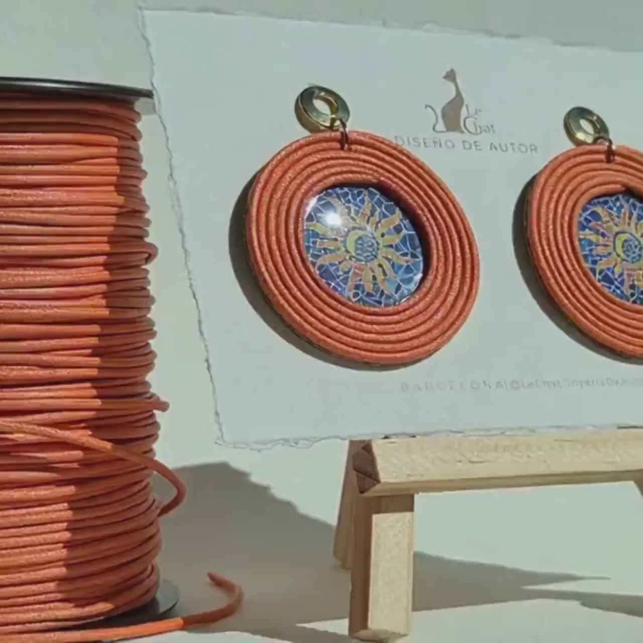Pendientes Naranjas Grandes Trencadís Gaudí Joyería de Autor en Algodón y Resina Diseño Arte Portable Regalo Cultural Edición Limitada de 30